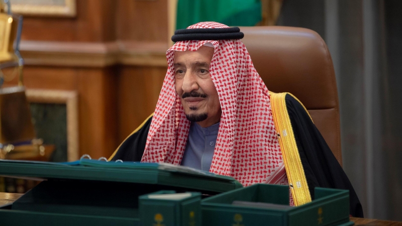 1 de enero de 2022, Arabia Saudita, Riad: El rey de Arabia Saudita, Salman bin Abdulaziz Al Saud, preside una reunión de gabinete virtual.