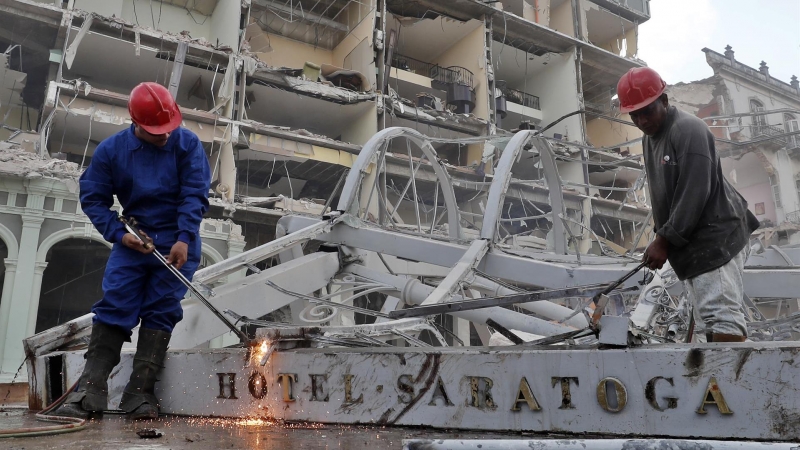 Labores de rescate donde ocurrió una explosión en el Hotel Saratoga, en La Habana (Cuba)