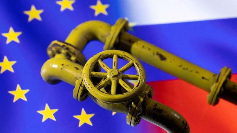 Una ilustración muestra unas tuberías de gas sobre las banderas de Rusia y la Unión Europea
