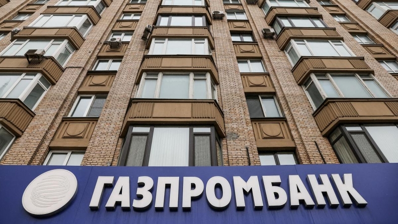 31/03/2022 El logo de Gazprombank sobre la fachada de una de sus oficinas en Moscú, Rusia
