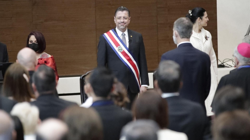 Rodrigo Chaves asume como presidente de Costa Rica, hoy en el parlamento en San José (Costa Rica).