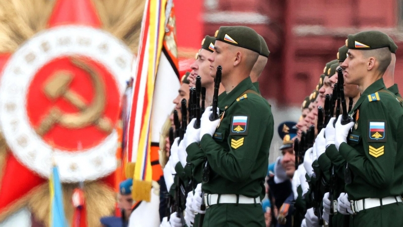 Los militares rusos participan en el desfile militar del día de la Victoria en el centro de Moscú que marca la celebración rusa del 77º aniversario de la victoria sobre la Alemnia nazi