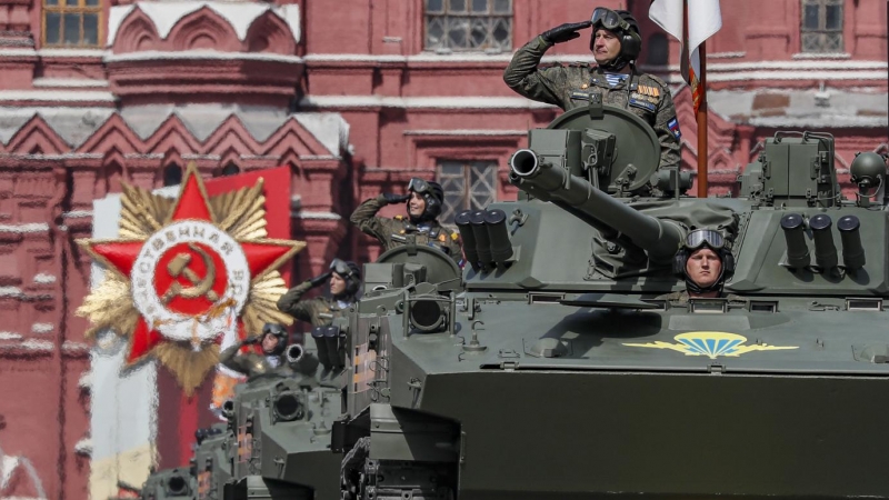 Los vehículos de combate de infantería anfibios BMD-4 rusos ruedan por la Plaza Roja durante el desfile militar del Día de la Victoria en Moscú, Rusia, el 09 de mayo de