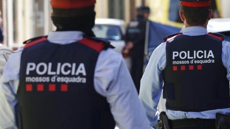 Imagen de dos mossos d'esquadra.