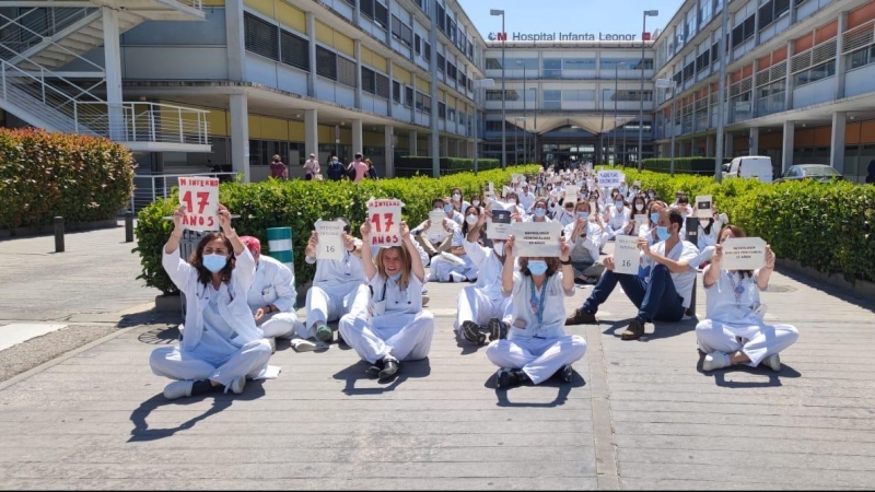 Protesta de facultativos en contra de la temporalidad este 9 de mayo de 2022 a las puertas del hospital Infanta Leonor de Madrid.