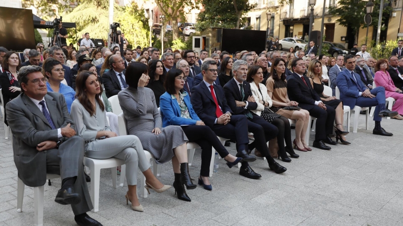 Los ministros José Luis Escrivá, Irene Montero, Diana Morant, Carolina Darias, Félix Bolaños, Fernando Grande-Marlaska, Margarita Robles, Pilar Llop, José Manuel Albares y Yolanda Díaz, junto al presidente del Gobierno, Pedro Sánchez, en el acto instituci