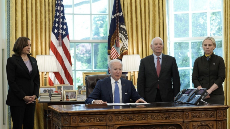 El presidente de los Estados Unidos, Joe Biden, habla con los medios de comunicación antes de firmar la Ley de Préstamo y Arriendo de Ucrania en la Oficina Oval de la Casa Blanca en Washington, DC, Estados Unidos, el 09 de mayo de 2022.