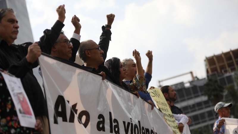 10/5/22- Varios periodistas protestan en contra del asesinato de colegas, hoy, en Ciudad de México (México).