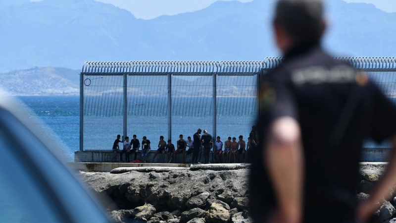 Migrantes en la valla de Ceuta