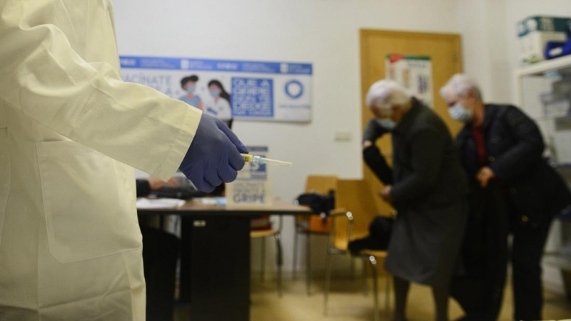 Un enfermero prepara una vacuna contra la gripe para administrarsela a varios ancianos, a 25 de octubre de 2021, en Ourense, Galicia.