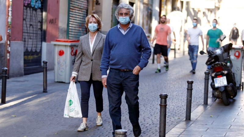 Esperanza Aguirre y su marido, Fernando Ramírez de Haro, pasean protegidos con mascarillas por la calles de Madrid, a 9 de Mayo de 2020.