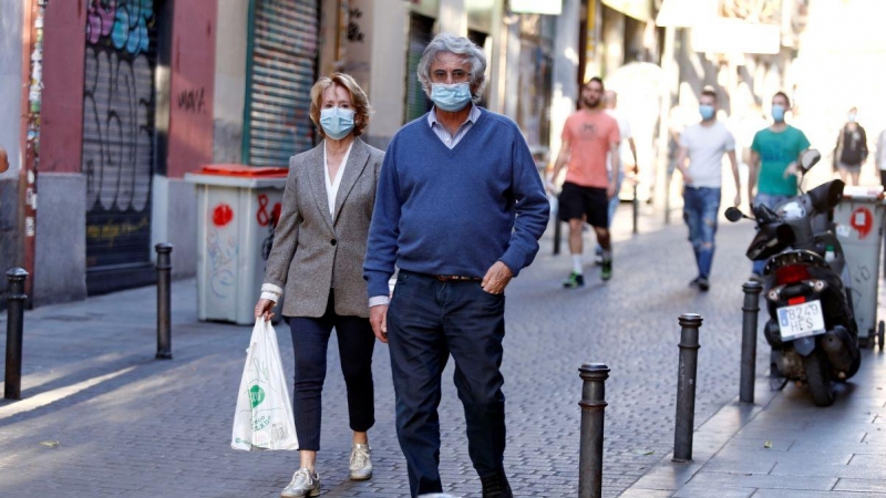 Esperanza Aguirre y su marido, Fernando Ramírez de Haro, pasean protegidos con mascarillas por la calles de Madrid, a 9 de Mayo de 2020.