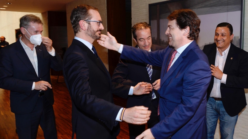 El presidente de la Junta de Castilla y León , Alfonso Fernández Mañueco (2-d), felicita a los recién nombrado senadores por las Cortes, Javier Maroto (2-i), y Vidal Galicia (c), en el pleno celebrado este martes 10 de mayo de 2022.