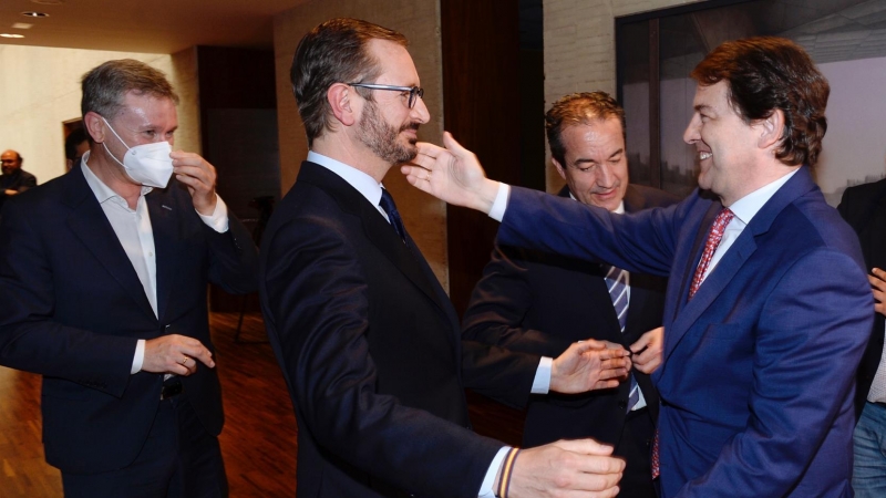 El presidente de la Junta de Castilla y León , Alfonso Fernández Mañueco (2-d), felicita a los recién nombrado senadores por las Cortes, Javier Maroto (2-i), y Vidal Galicia (c), en el pleno celebrado este martes 10 de mayo de 2022.