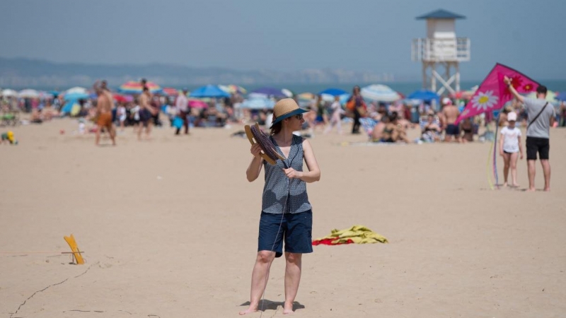 Varias personas participan en un festival de cometas en la playa de Gandia, a 16 de abril de 2022, en Gandía, València.