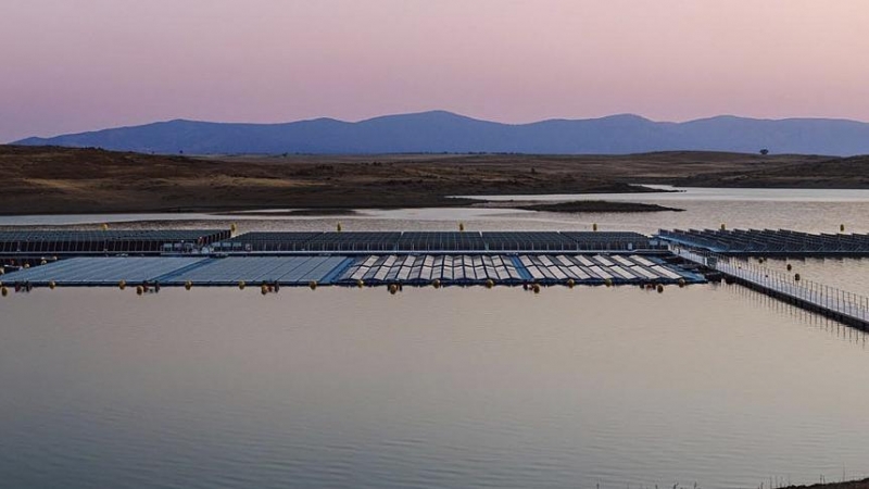 11/05/2022. Acciona explota una central solar flotante de más de una hectárea en el pantano de Sierra Brava, en Zorita (Cáceres).