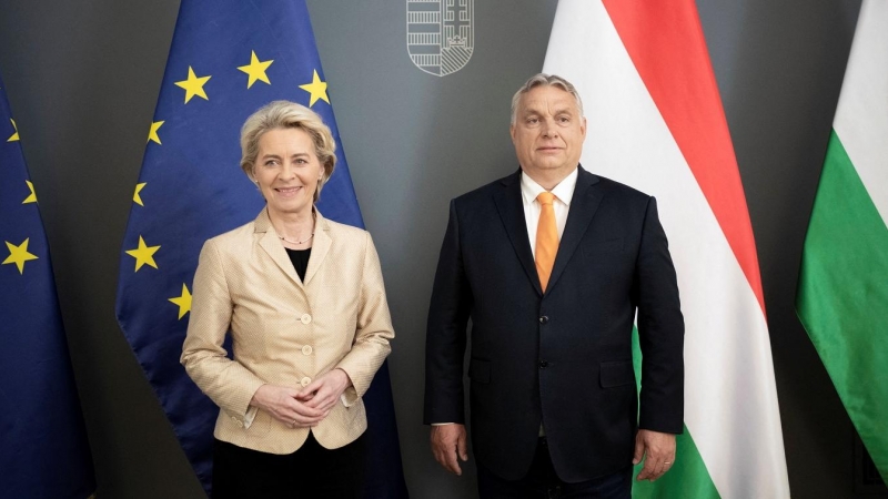La presidenta de la Comisión Europea, Ursula von der Leyen, con el primer ministro de Huingría, Viktor Orban, posan antes de una reunión en Budapest. REUTERS/Viven Cher Benko/Oficina del Primer Ministro de Hungría