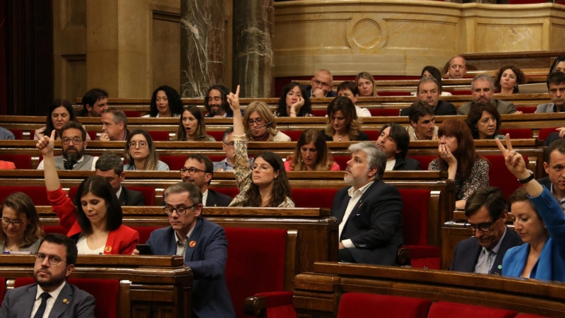 Junts i ERC voten a favor de la dimissió de Robles i el PSC hi vota en contra durant el ple del Parlament.