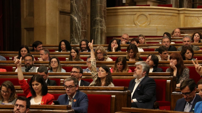 Junts i ERC voten a favor de la dimissió de Robles i el PSC hi vota en contra durant el ple del Parlament.