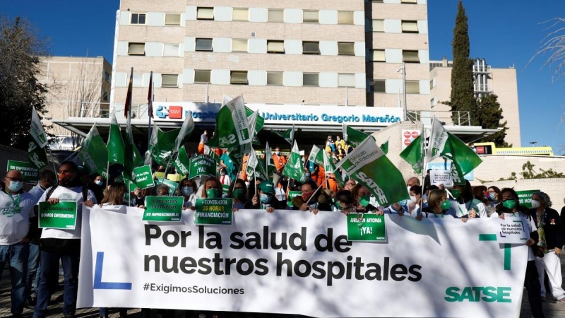 Varias personas del ámbito sanitario reclaman recursos y medios frente al Hospital Gregorio Marañón, a 22 de febrero de 2022, en Madrid.