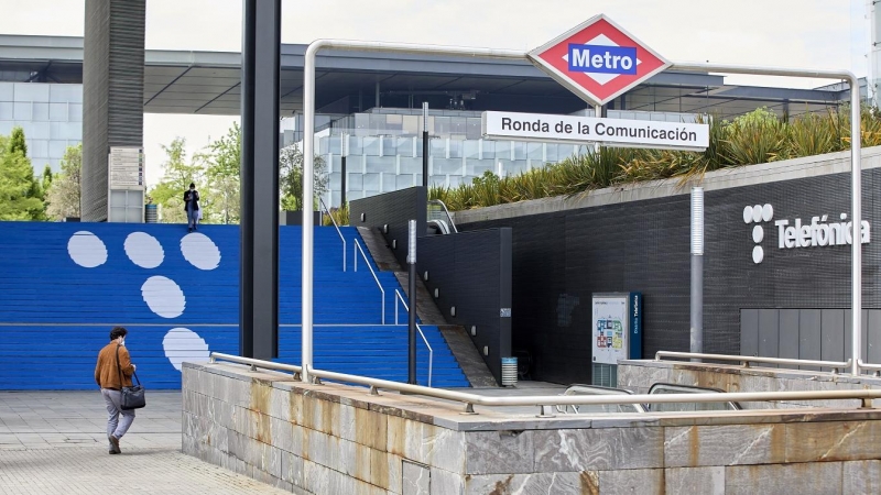 Unja boca de Metro al lado de la entrada a la sede de Telefónica en la zona norte de Madrid. E.P./Jesús Hellín