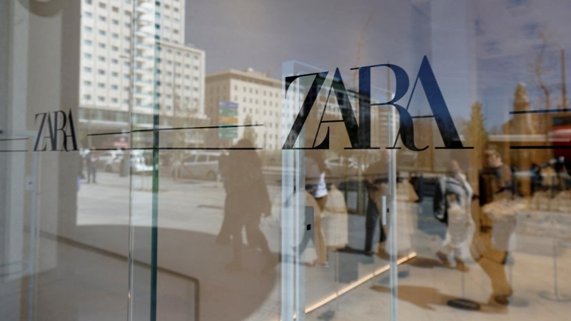 El logo de Zara (la principal marca de Inditex) en el escaparate de su nueva tienda en Madrid, una de sus mayores en el mundo. REUTERS/Juan Medina