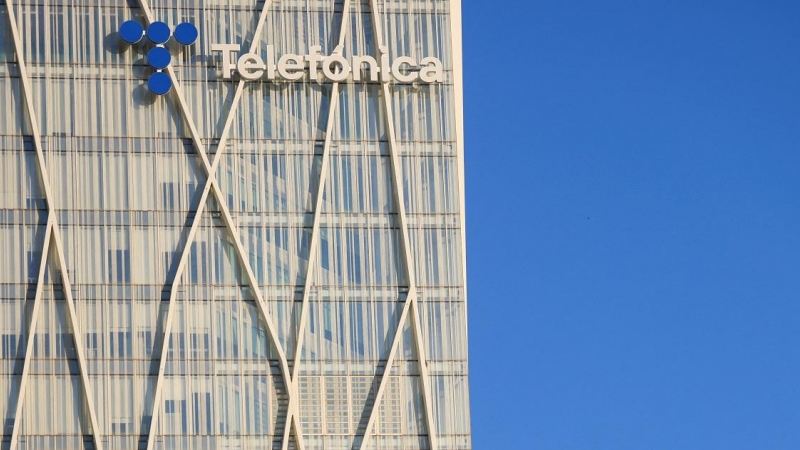 El logo de Telefónica en lo alto de su sede en Barcelona. REUTERS/Nacho Doce