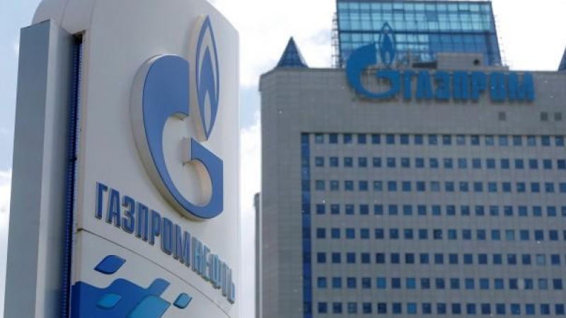 El logo de Gazprom en una estación de servicio cerca de la sede de la empresa energética, en Moscú.