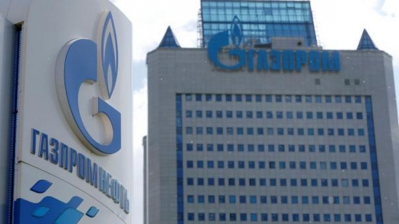 El logo de Gazprom en una estación de servicio cerca de la sede de la empresa energética, en Moscú.