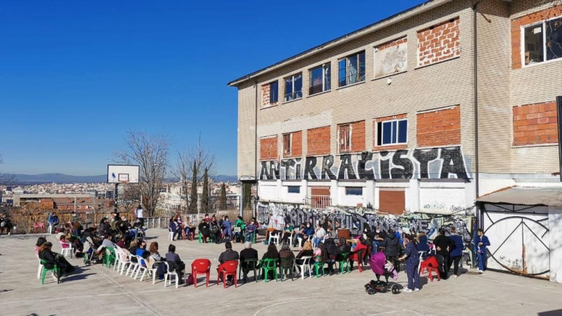 12/05/2022-Imagen de una asamblea realizada en el patio del CSO La Atalaya