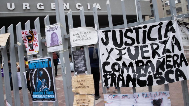 Simpatizantes dejan carteles en apoyo a la comunicadora y periodista Francisca Sandoval en el exterior del Hospital de Urgencia Asistencia Pública, en Santiago (Chile). EFE/ Alberto Valdes
