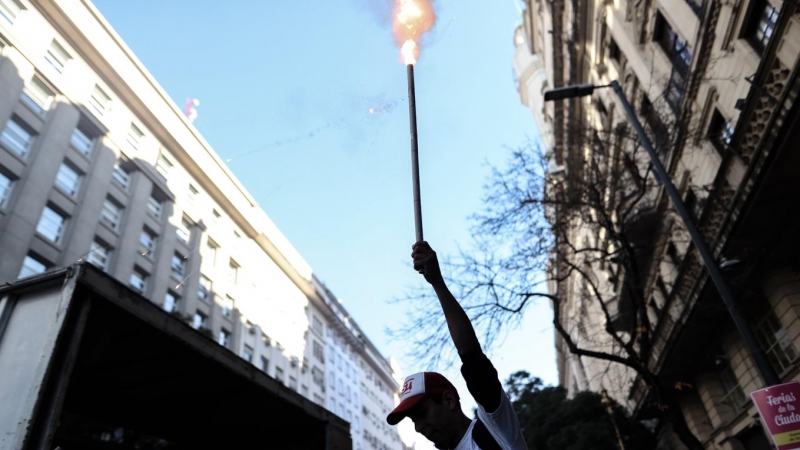 12/05/2022 Los manifestantes protestan en Buenos Aires contra “el hambre y la pobreza” y “el ajuste” que propone el Fondo Monetario Internacional (FMI)