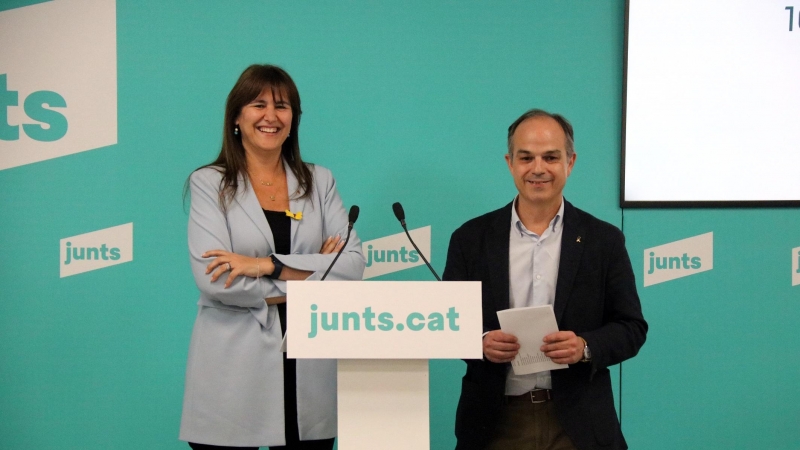 La presidenta del Parlament, Laura Borràs, i l'exconseller Jordi Turull, a la seu de Junts.