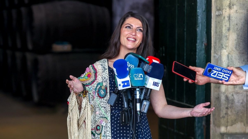 13/05/2022 La candidata de Vox a la Presidencia de la Junta de Andalucía, Macarena Olona, atiende a los medios de comunicación durante su visita a unas bodegas en Jerez (Cádiz)