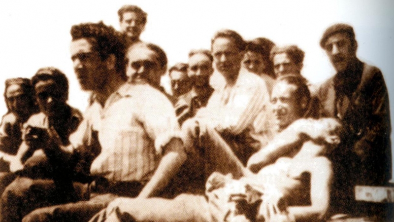 13/5/22 Delgado, en el centro, con otros exiliados en el buque Ipanema en 1939