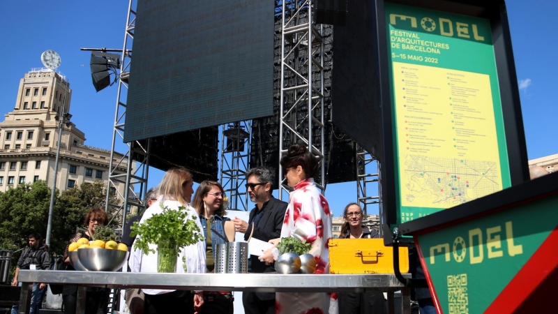La Tinenta d'Alcaldia Janet Sanz, amb els tres comissaris del festival Model, a la instal·lació efímera en forma de gran cuina ubicada a la Plaça de Catalunya.