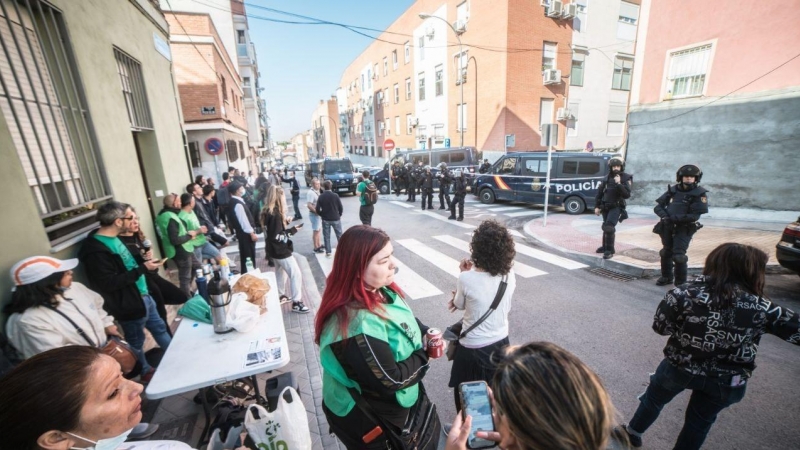 Activistas durante el desahucio de Elena Kocheulova en Puente de Vallecas, a 13 de mayo de 2022.