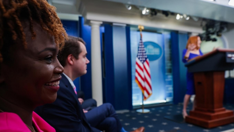 La secretaria de prensa entrante de la Casa Blanca, Karine Jean-Pierre (izq.), mira a Jen Psaki (der.) realiza su última sesión informativa como secretaria de prensa de la Casa Blanca en la Casa Blanca en Washington, DC, UU., a 13 de mayo de 2022.