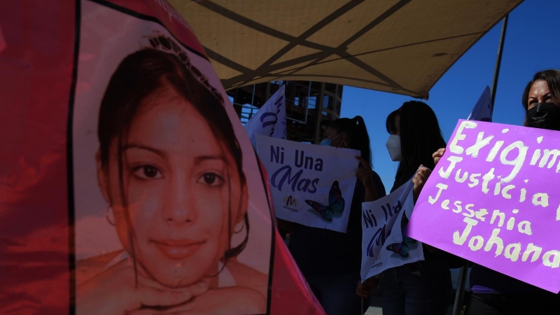 Madres y familiares de desaparecidos protestan hoy, frente a las instalaciones del Hospital Estatal de la Mujer, en Ciudad Juárez, estado de Chihuahua (México