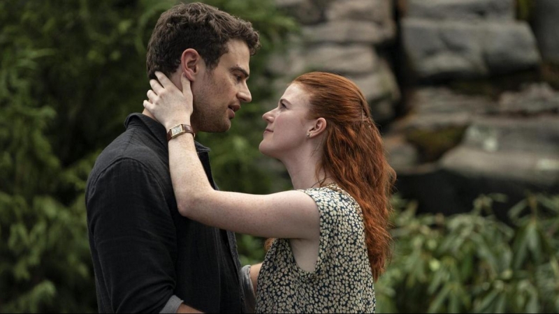 Rose Leslie y Theo James en 'La mujer del viajero en el tiempo'.