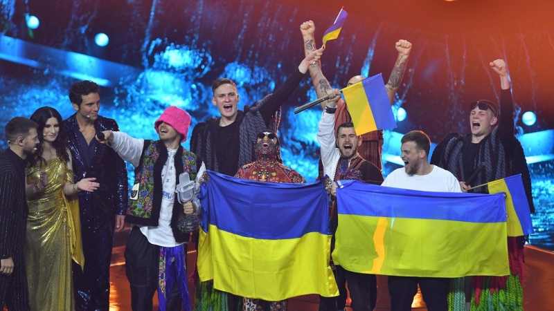 14/05/2022 Los ucranianos Kalush Orchestra celebran su victoria sobre el escenario de Eurovisión, junto a los presentadores Alessandro Cattelan, Laura Pausini y Mika en Turín (Italia)