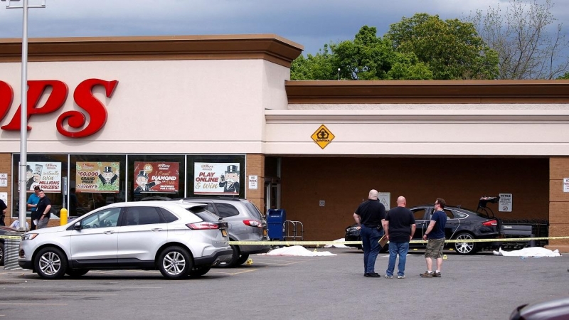 La Policía asegura la escena del crimen en un supermercado de Búfalo