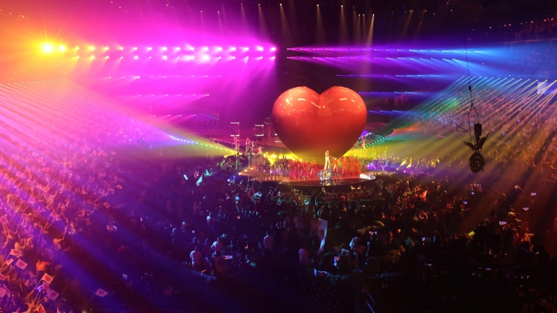 El cantante libanesa-británica Mika se presenta durante la etapa final del Festival de la Canción de Eurovisión.