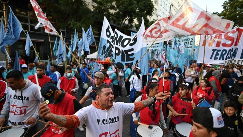 12/05/2022 Miembros de organizaciones sociales y grupos de izquierdas se manifiestan en la Plaza de Mayo, en Buenos Aires, para pedir al Gobierno argentino acciones urgentes contra la inflación