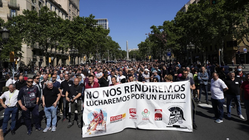 Varios centenares de extrabajadores de Nissan se han manifestado este miércoles por el centro de Barcelona para reclamar a Gobierno y Generalitat que aceleren el proceso de reindustrialización, alarmados por la lentitud con la que avanza y la falta de con