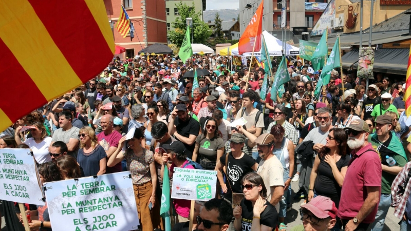 Pancartes contra els Jocs d'hivern al final de la manifestació a Puigcerdà.