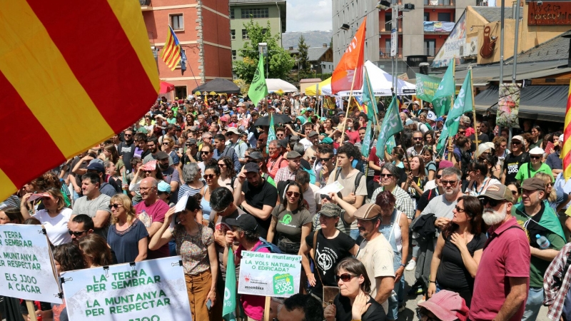 Pancartes contra els Jocs d'hivern al final de la manifestació a Puigcerdà.