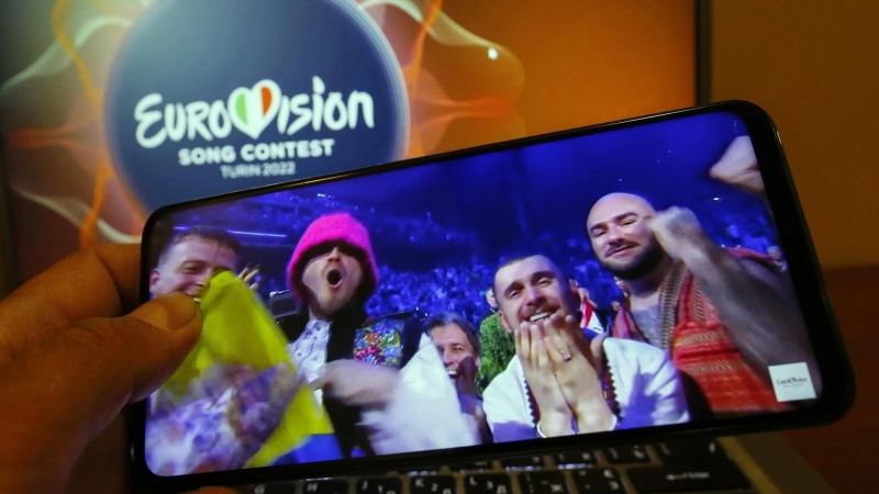 Un hombre ucraniano mira una transmisión en su teléfono móvil mientras la Orquesta Kalush de Ucrania celebra ganar el 66º Concurso Anual de la Canción de Eurovisión (ESC), en Odesa.