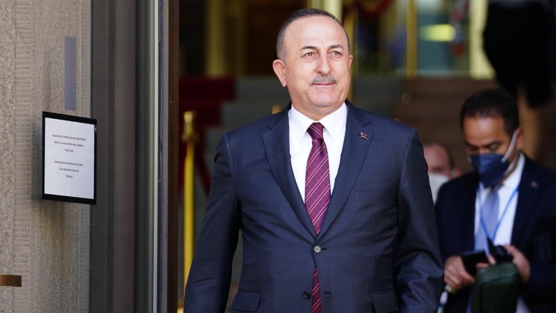 El Ministro de Relaciones Exteriores de Turquía, Mevlut Cavusoglu, camina con el teléfono en la mano durante una reunión de Ministros de Relaciones Exteriores de la OTAN en Berlín, Alemania, el 15 de mayo de 2022.