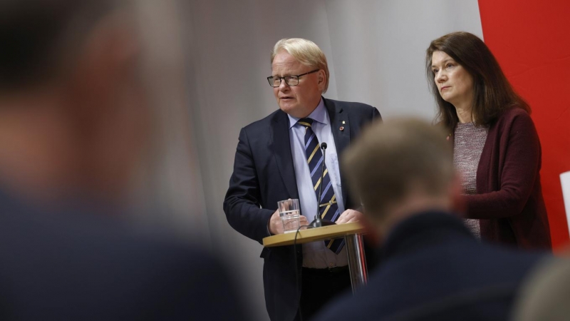 El ministro de Defensa de Suecia, Peter Hultqvis, y la ministra de Asuntos Exteriores, Ann Linde, dan una rueda de prensa para anunciar que el partido socialdemócrata apoyará la entrada de Suecia en la OTAN.